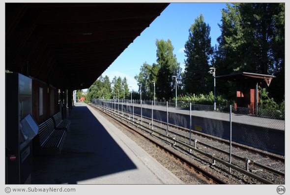 Østerås T-banestasjon sett fra vestgående plattform. Øst og vestgående plattform møtes. Foto: SN.