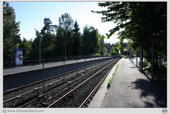Østerås T-banestasjon sett fra enden av den vestgående plattformen. Foto: SN.