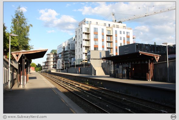 Midtpunktet på Røa T-banestasjon, sett fra Spor 1. Leskurene på Spor 1 og 2 møtes. Foto: SN.