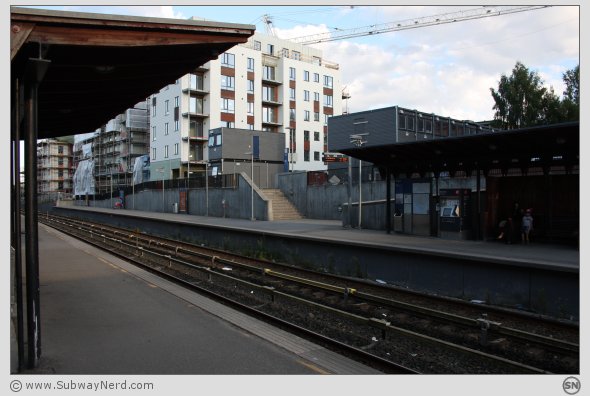 Litt mer av stasjonsmiljøet på Røa T-banestasjon. Sett fra et leskur mot et annet leskur. Foto: SN.