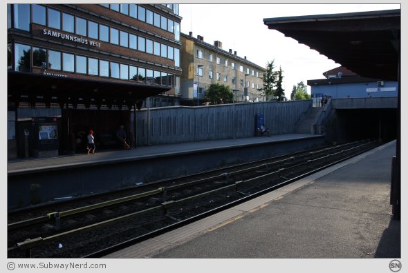 Fra leskurets synsvinkel. Vestover. Spor 1 og 2 møtes. I bilderetning mot Ekraveien. Foto: SN.