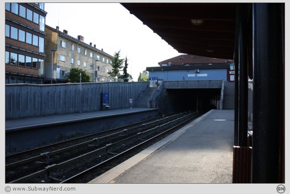 Røa T-banestasjon sett fra leskuret på Spor 1. Vestover mot Ekraveien. Foto: SN.