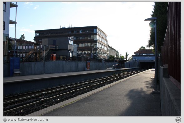 Litt mer av Røa T-banestasjon sett fra Spor 1. I retning mot Spor 2 og vestover. Foto: SN.