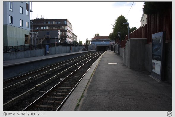 Røa T-banestasjon sett fra endelen i østgående retning på Spor 1. I bilderetning mot Ekraveien. Foto: SN.