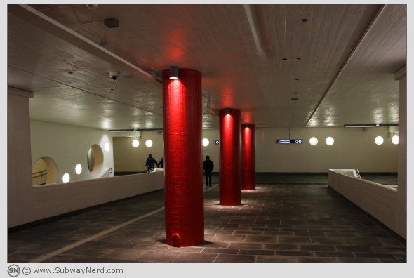 Nyoppussett og flott inngangsparti på Stovner T-banestasjon. Foto: SN.