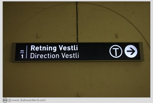 Skiltingen er helt perfekt på Stovner T-banestasjon. Foto: SN.