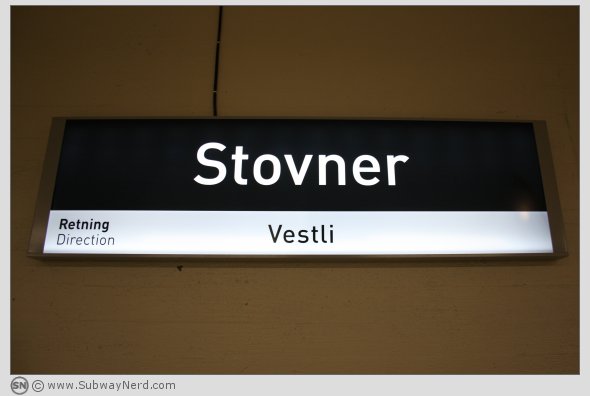 Denne type skilting bør enhver T-banestasjon ha. Førsteklasses. Foto: SN.