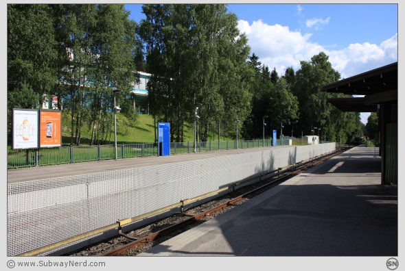 Litt mer av stasjonsmiljøet på henholdsvis Spor 2 og 1 på Sognsvann T-banestasjon. Foto: SN.