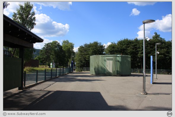 Litt mer av stasjonsmiljøet på Spor 2. Dette toalettet burde vel vært åpent for de reisende også? Foto: SN.
