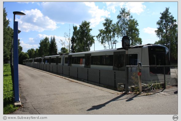 Togsett på seks vogner klar for avgang på Spor 2. Foto: SN.
