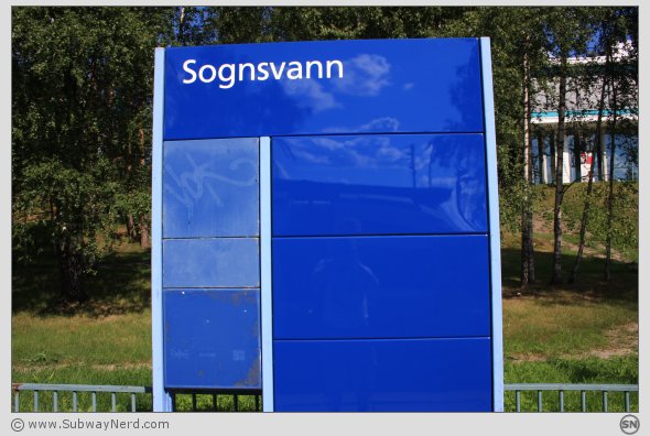 T-baneboardet på Spor 1. Sognsvann T-banestasjon. I bakgrunnen skimtes Riksarkivet. Foto: SN.