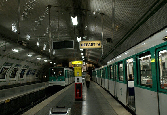 Togsett står klart på Spor 1, mens togsett ankommer på Spor 2. Foto: Thomas Vincent.