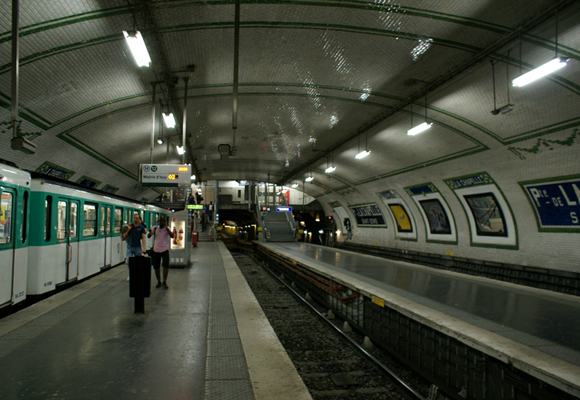 Togsett er på plass på Spor 2. Foto: Thomas Vincent.