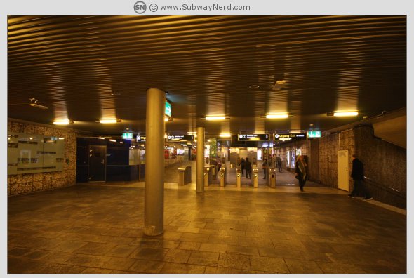 Ved billettområdet og adkomstpunktet til/fra Spor 1. Foto: SN.