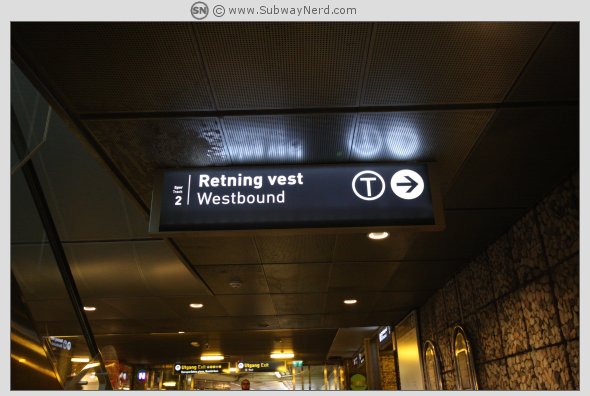 Skiltingen i stasjonsområdet er bedre enn på selve stasjonen. Foto: SN.