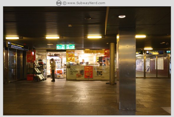 Narvesenkiosk og tre adkomstpunkter. Jernbanetorget T-banestasjon har noe for seg. Foto: SN.