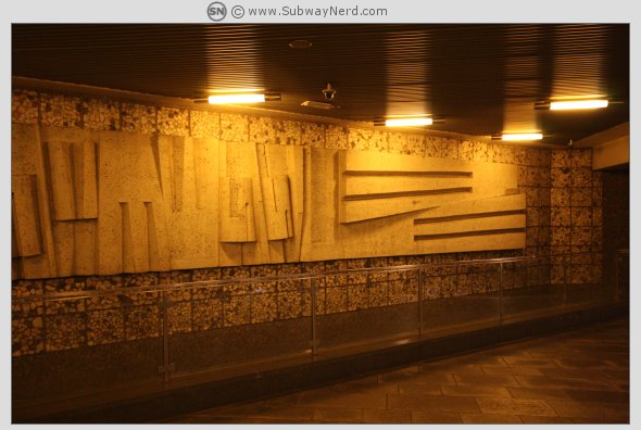 Litt av kunsten på Jernbanetorget T-banestasjon. Foto: SN.