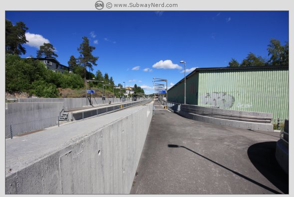 Ved overgang fra gangbro til Spor 1. Skuret skjemmer noe så til de grader. Foto: SN.