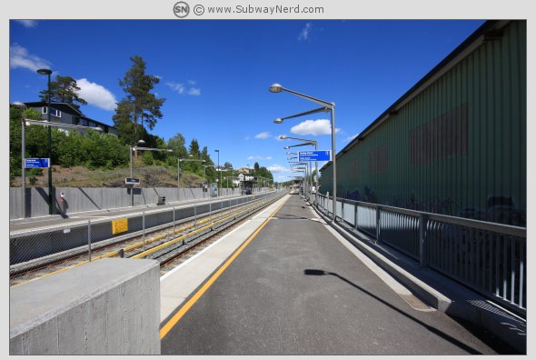 Bokstavelig talt på endekanten. Avløs T-banestasjon på Spor 1. I billedretning mot øst. Foto: SN.