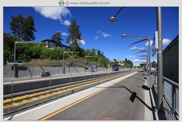 Litt mer av stasjonsmiljøet, sett fra Spor 1. I østgående retning. Foto: SN.