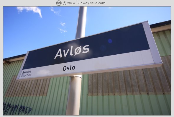 Flott skilt. Flott himmel. Bare det heslige skuret trekker alt ned. Foto: SN.