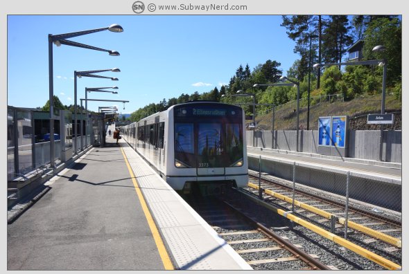 Linje 2 til Ellingsrudåsen har ankommet på Spor 1. Foto: SN.