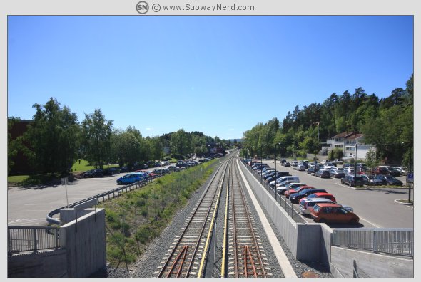 Skinnegangen mot Gjettum. Sett fra gangbroen. Foto: SN.