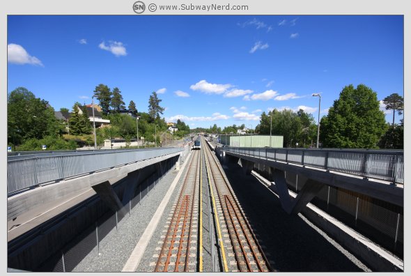 Avløs T-banestasjon sett fra avstand på gangbroen. Foto: SN.