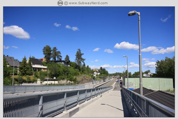 Stasjonen sett fra gangbroen på vei ned til Spor 1. Foto: SN.