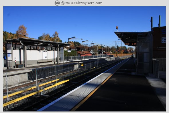 Midtpunktet på Spor 1. Gjettum T-banestasjon. I retning øst. Foto: SN.