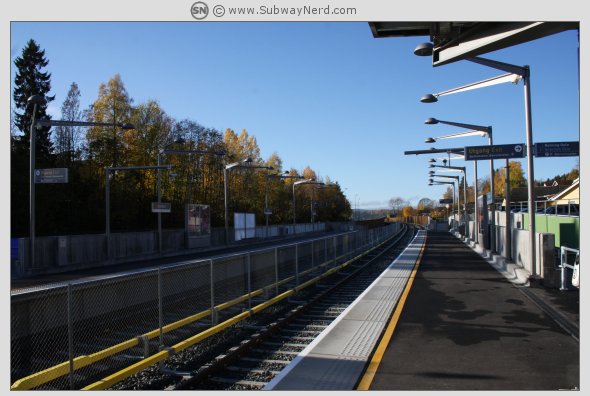 Gjettum T-banestasjon. Sett fra leskuret på Spor 2. Vestlig retning. Foto: SN.