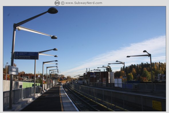 Oversiktsbilde over Gjettum T-banestasjon. Sett fra vestlig endedel på Spor 2. Mot øst. Foto: SN.