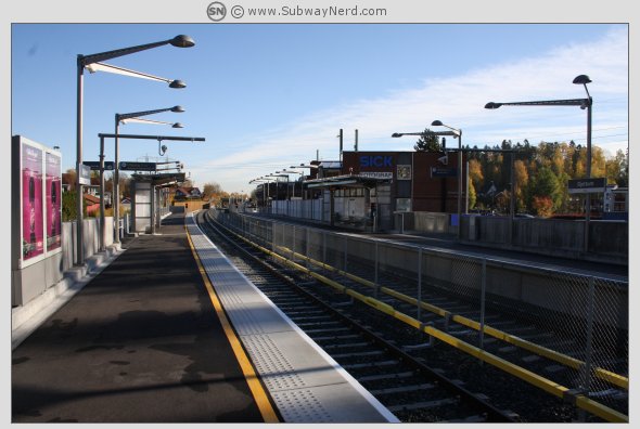 På Spor 2 mot øst kan man legge merke til den svake C-kurven. Foto: SN: