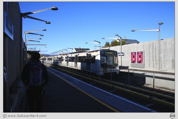 En T-bane har ankommet Spor 2 og nå kommer en T-bane på Spor 1. Straks. Foto: SN.