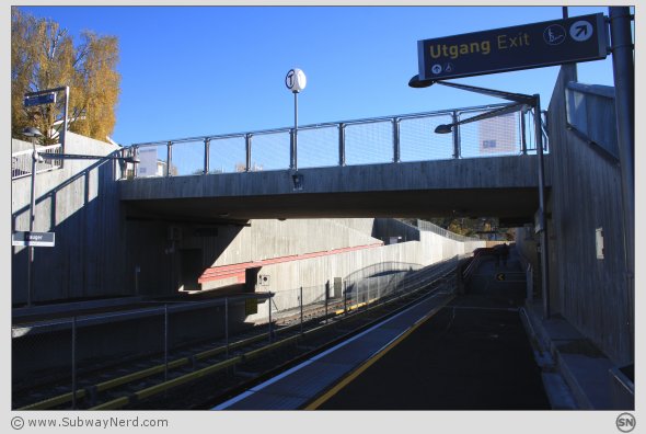 Mot tunnelmunningen. Sett fra Spor 1 og østover. Foto: SN.