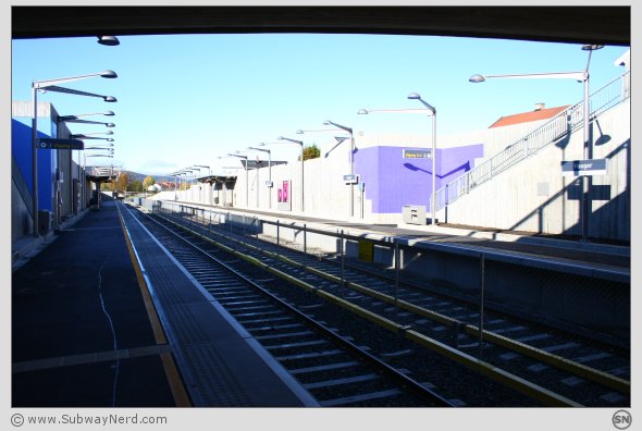 Hauger T-banestasjon. Sett fra tunnelmunningen på Spor 1. Mot Kolsås. Foto: SN.