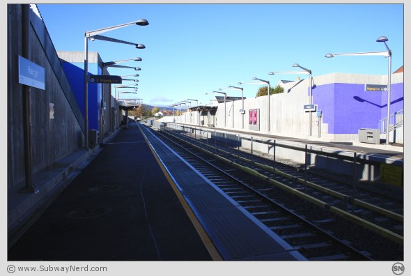 Oversiktsbilde over Hauger T-banestasjon. Fra Spor 1. Mye av Spor 2 synes også. I det fjerne så skimtes Kolsås. Foto: SN.