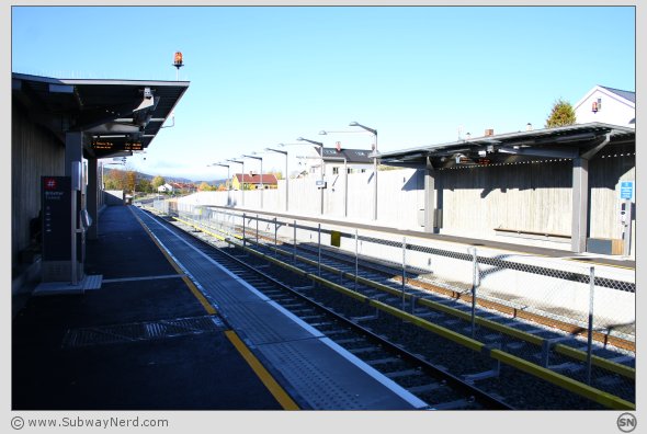 Leskurene på Spor 1 og 2. Øst og vest møtes. I retning vestover. Foto: SN.
