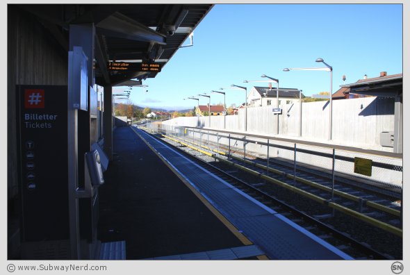 Den skumle fotografen smyger seg langs leskuret. På Spor 1. Med sitt "våpen" rettet mot Kolsås. Foto: SN.