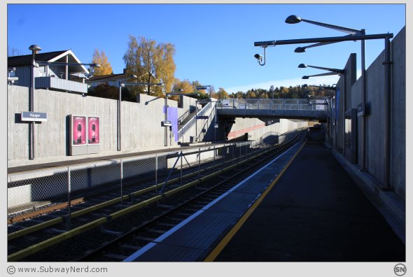 Litt mer av stasjonsmiljøet på Hauger T-banestasjon. Fra Spor 1 mot 2. I billedretning mot Gjettum. Foto: SN.
