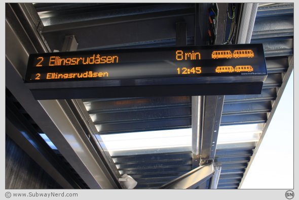 Sanntidstavlen på Spor 1. Foto: SN.