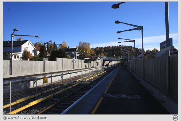 Oversiktsbilde over Hauger T-banestasjon. Sett fra det vestlige endestykket på Spor 1. I billedretning mot Gjettum. Foto: SN.