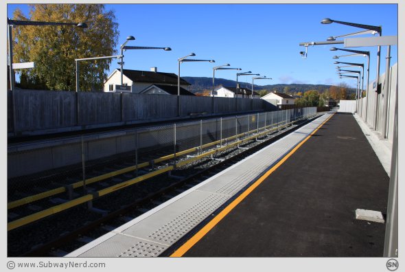 Over midtdelen på Spor 2. Hauger T-banestasjon. I billedretning mot Kolsås. Foto: SN.