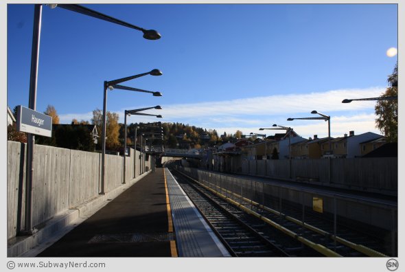Oversiktsbilde over Hauger T-banestasjon. Sett fra endedelen av Spor 2. I retning østover. Foto: SN.