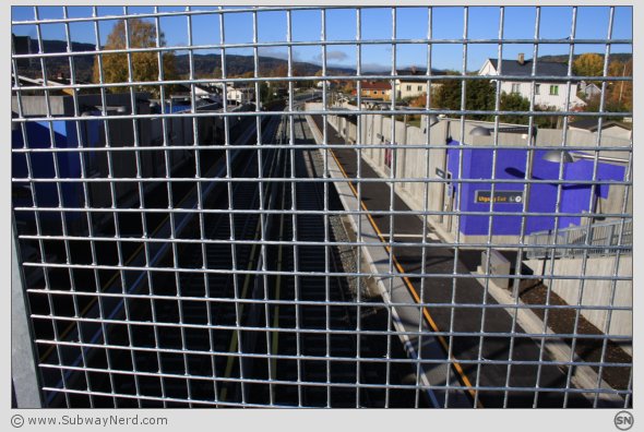 Oversiktsbilde over T-banestasjonen. Sett gjennom gitteret. Foto: SN.