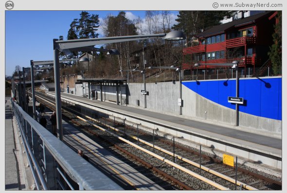 Litt av stasjonsmiljøet på Montebello T-banestasjon sett fra gangbroen. Foto: SN.