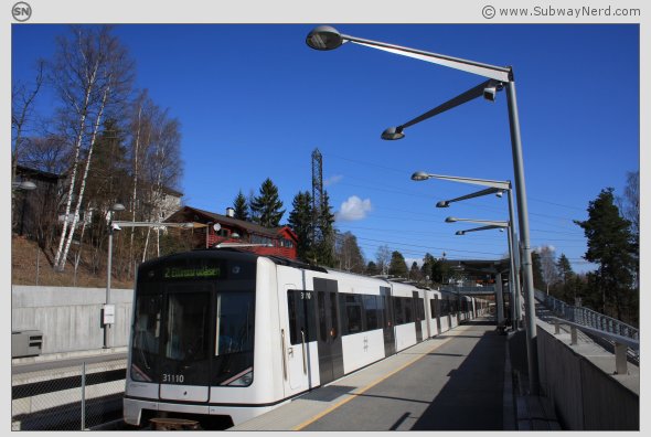 Linje 2 har ankommet Spor 1. Ferden går videre mot Smestad og østover. Foto: SN.