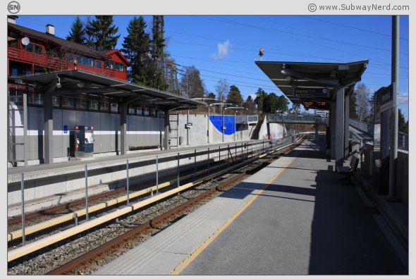 Over midtveis på Montebello T-banestasjon. Spor 1 møter Spor 2. Begge leskurene er symmetriske og det ser bra ut. Foto: SN.