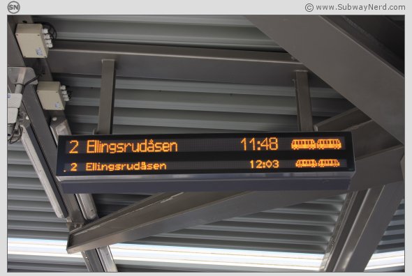 Sanntidstavlen på Spor 1. Foto: SN.