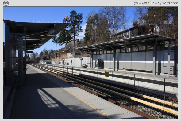 Ved midtpunktet på Montebello T-banestasjon. Sett fra Spor 1 og vestover. Foto: SN.